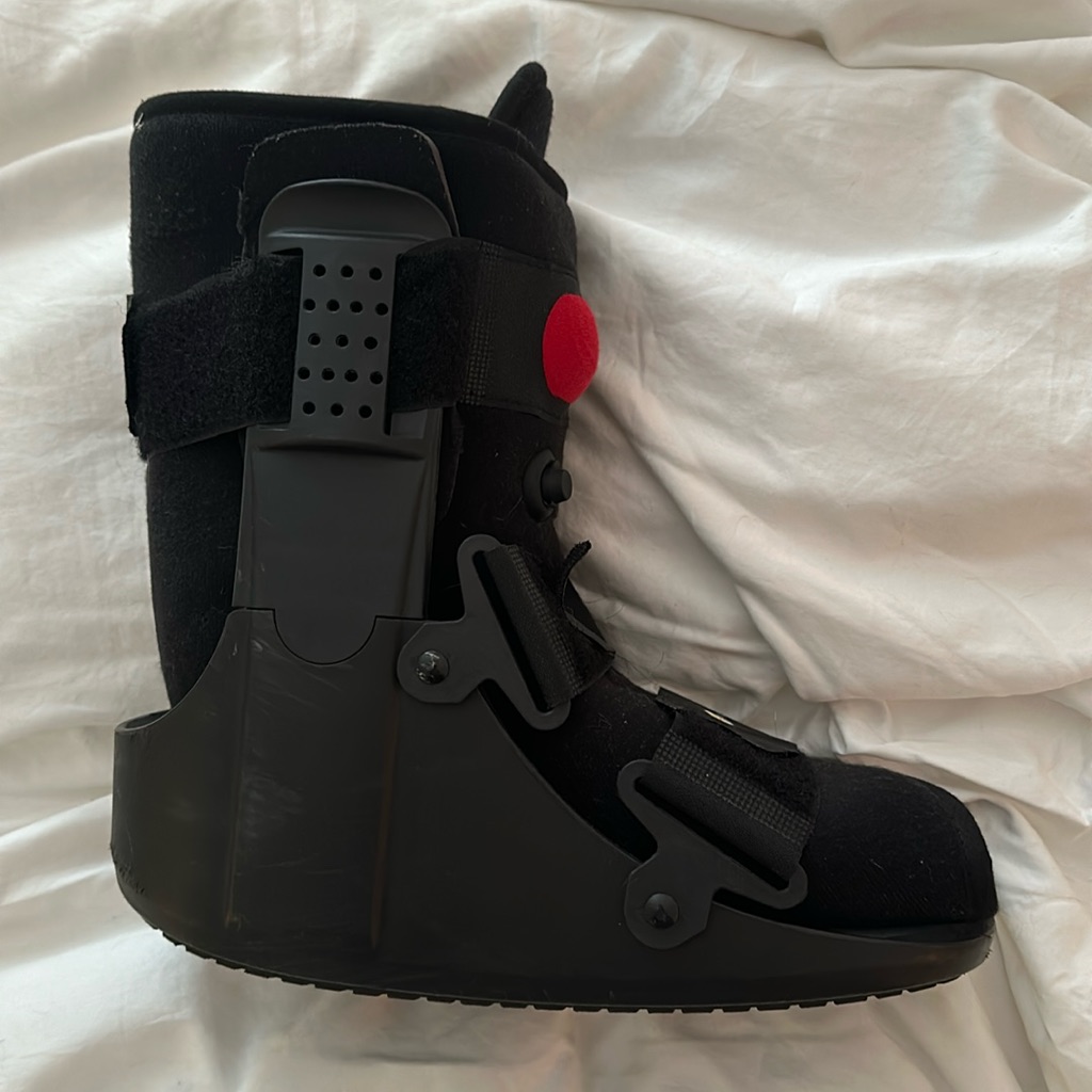 Left Boot Women’s Size L (9) Lightly Worn